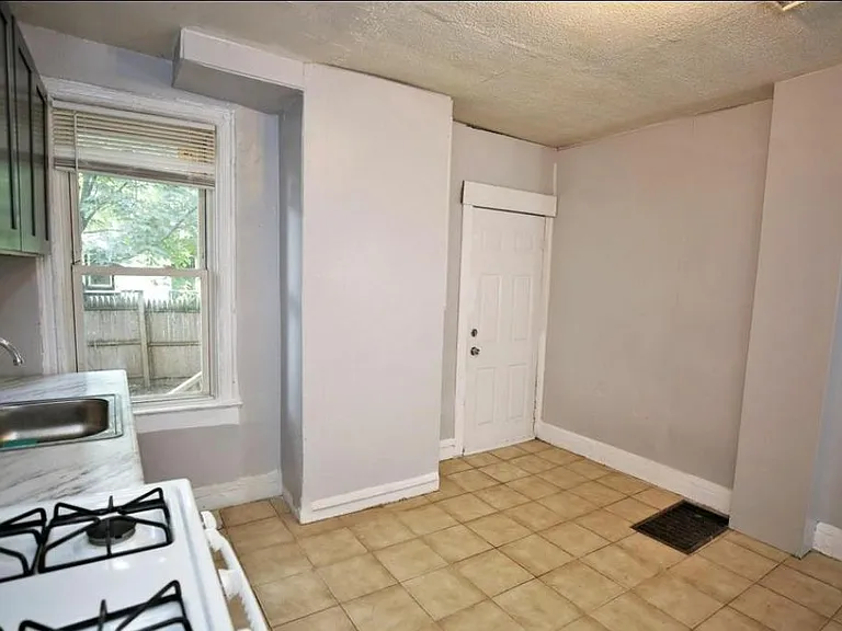 233 Hills Pl — Photo 3