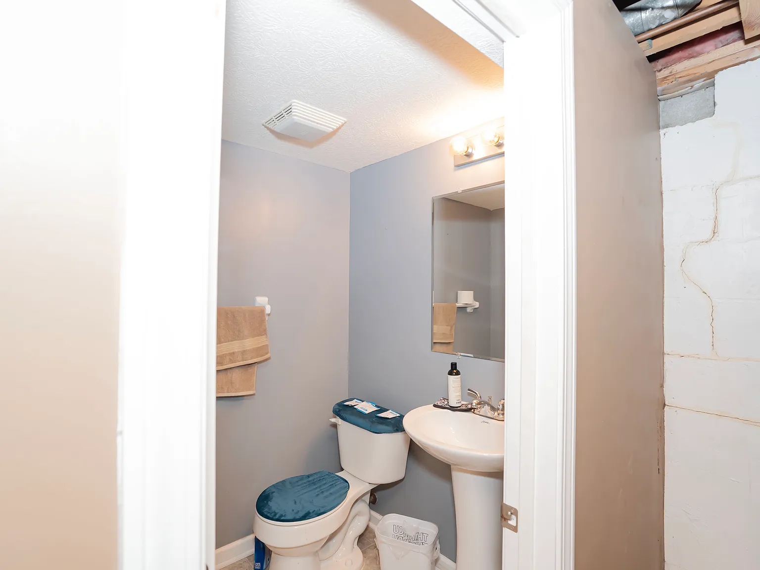 3 bed, 1.5 bath, 1220 sqft, $2,499 — Photo 2