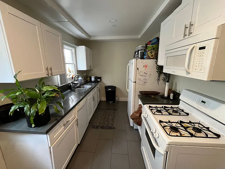 621 Midvale Avenue — Photo 37