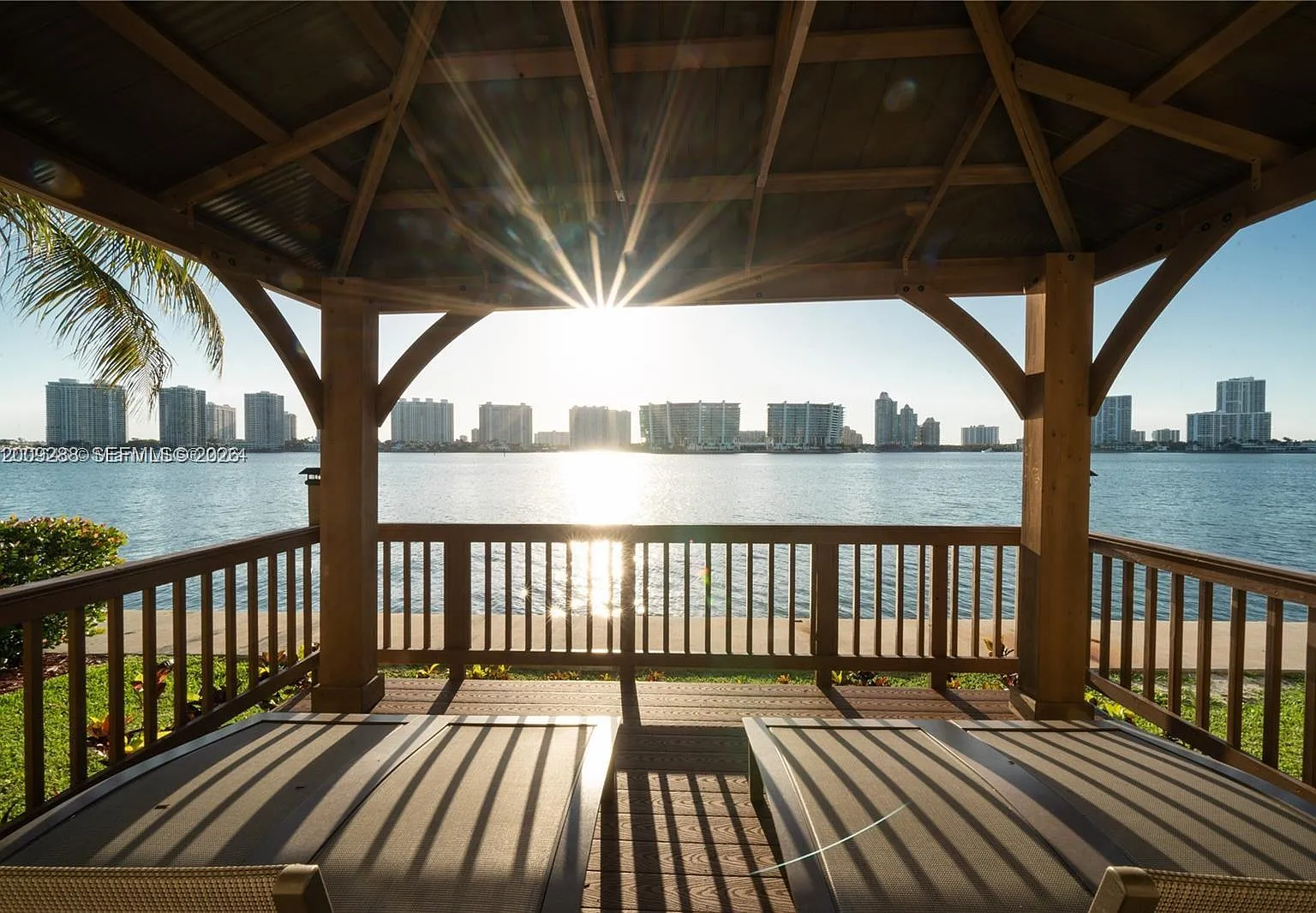 Marina Bay Club Condo Hot — Photo 1