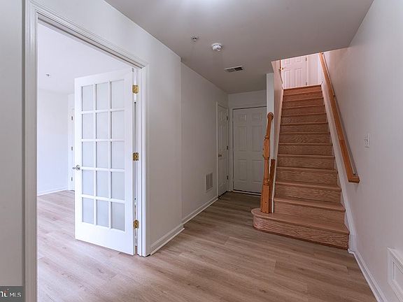 3rd image of 9734 Washingtonian Blvd