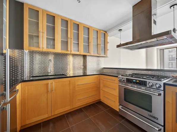 255 East 49th Street image 1 of 5