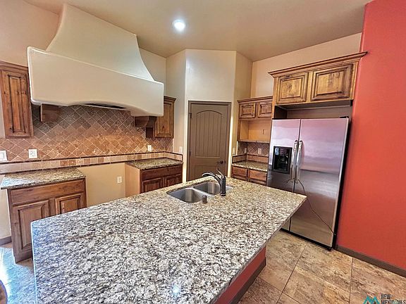 4th image of 1501 W Avenue L