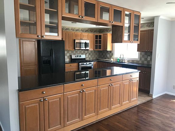 4th image of 546 Vineland Ave