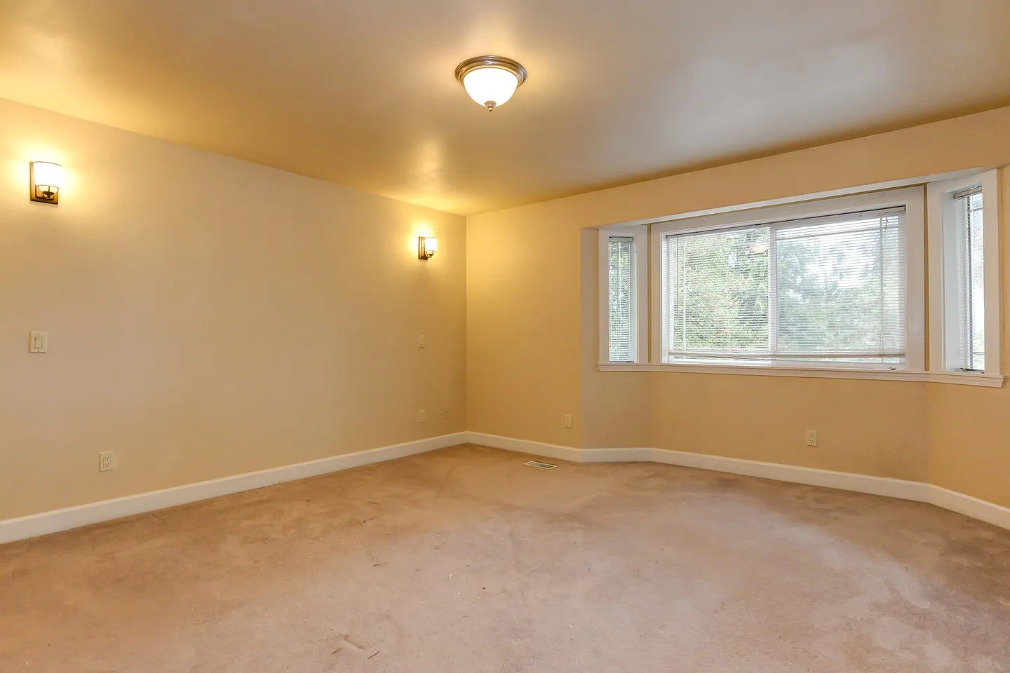 Private Bedroom in Charming Beacon Hill Home With Lush Backyard — Photo 2