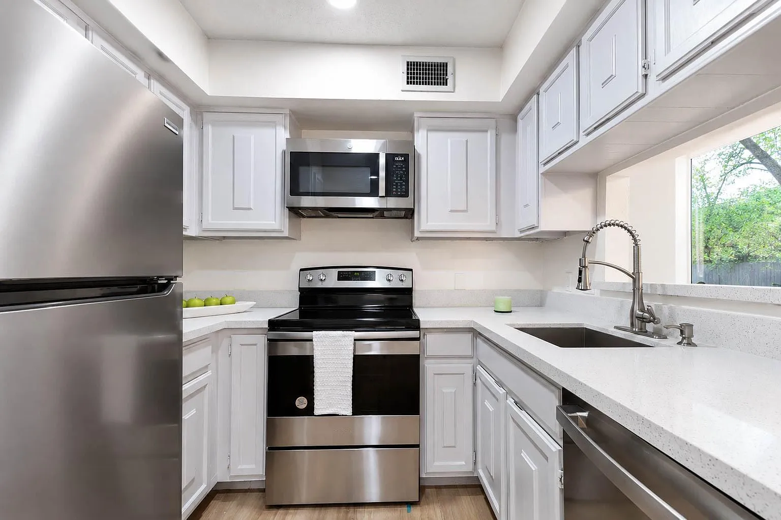 2 bed, 2.5 bath, 1294 sqft, $1,750 — Photo 2