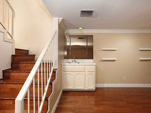 4th image of 2231 Montrose Ave APT 13