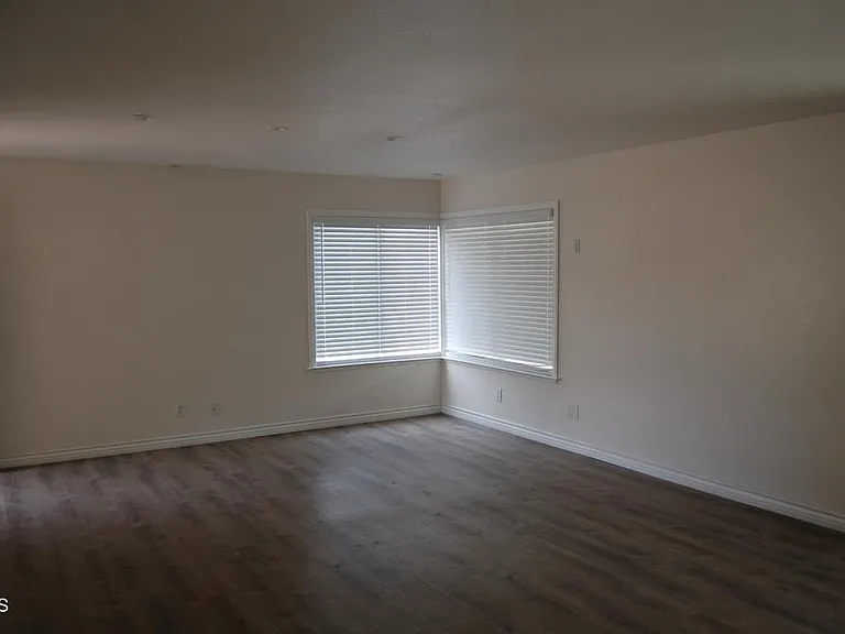 896 Creekside Cir — Photo 3