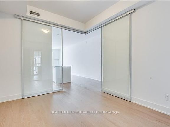 3rd image of 3018 Yonge St #301