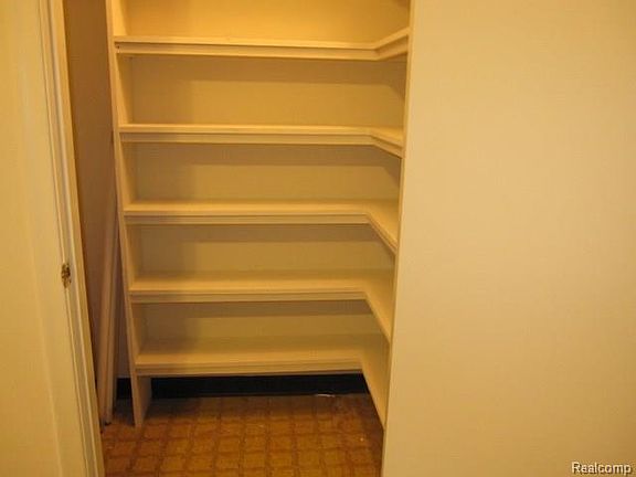5th image of 697 Deer St