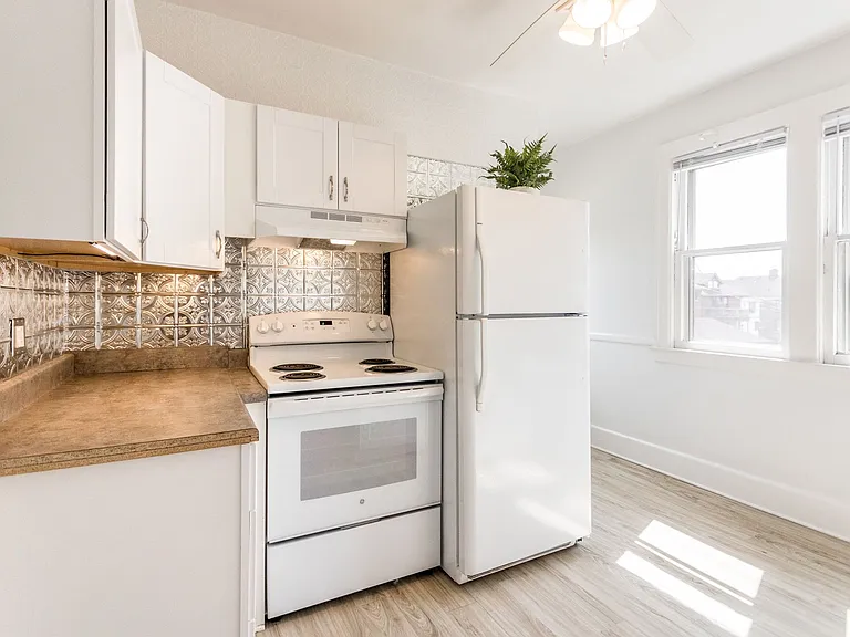 1042 Wayburn Ave — Photo 2
