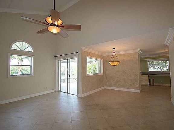 4th image of 1082 SE 5th Ct