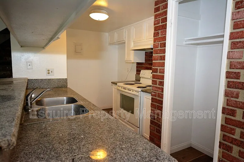 2 bed, 1.0 bath, 882 sqft, $2,300 — Photo 4