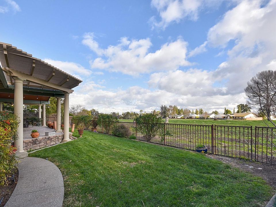 1st image of 520 Yellowstone Dr