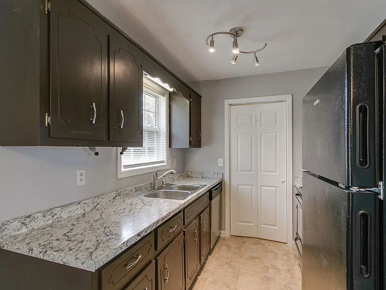 1013 Bush Ave — Photo 9