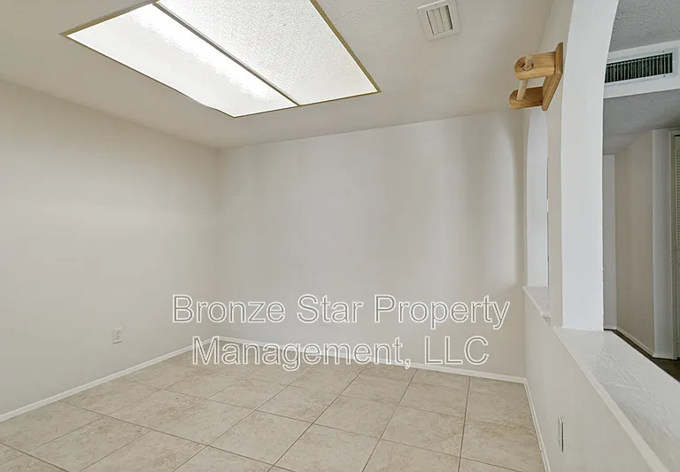 1429 Whitehall Dr — Photo 8