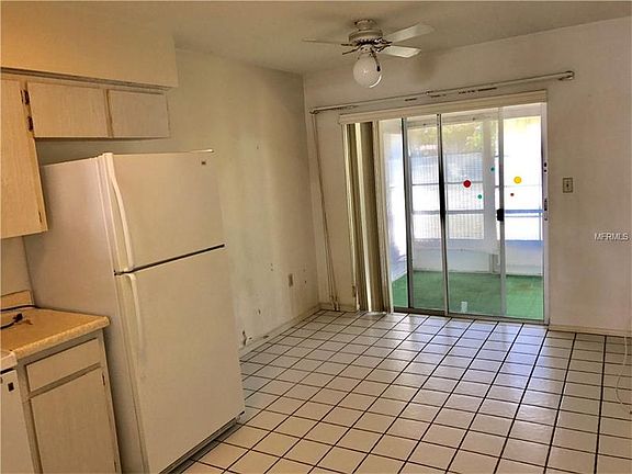 3rd image of 834 Oxford Ct