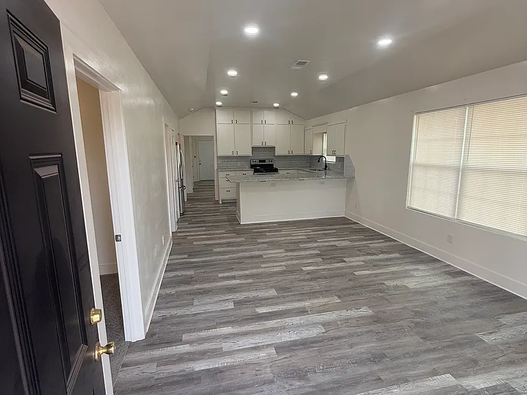609 Franklin Ave — Photo 2