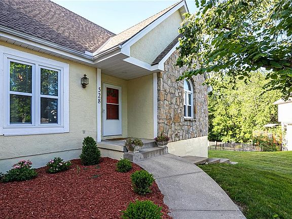 2nd image of 528 NW Ambersham Dr