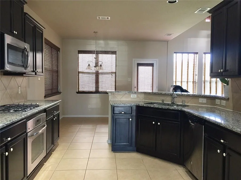 4 bed, 2.5 bath, 2475 sqft, $2,900 — Photo 4