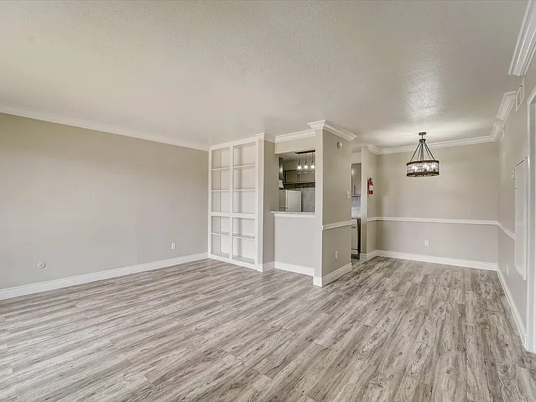 Del Mar Apartments — Photo 22