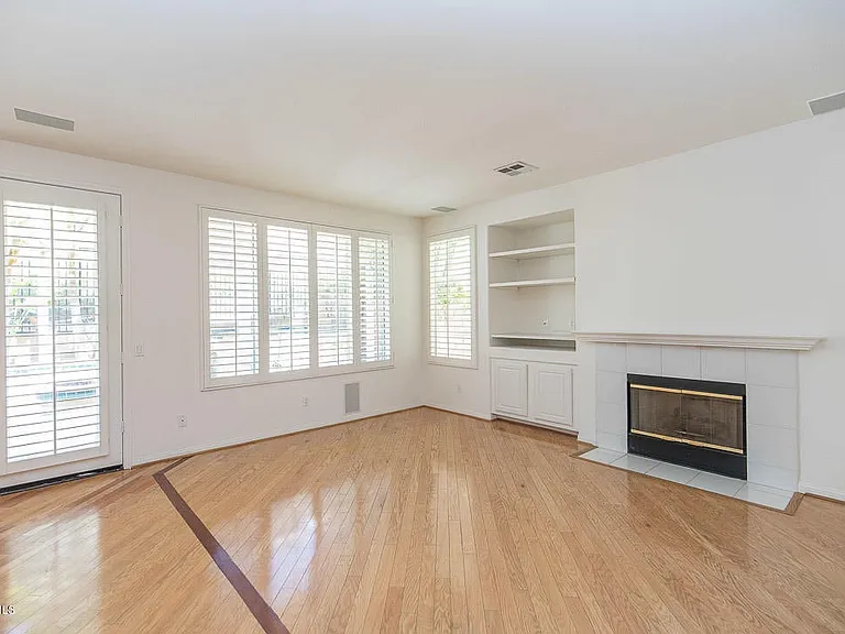 3035 Hollycrest Ave — Photo 8