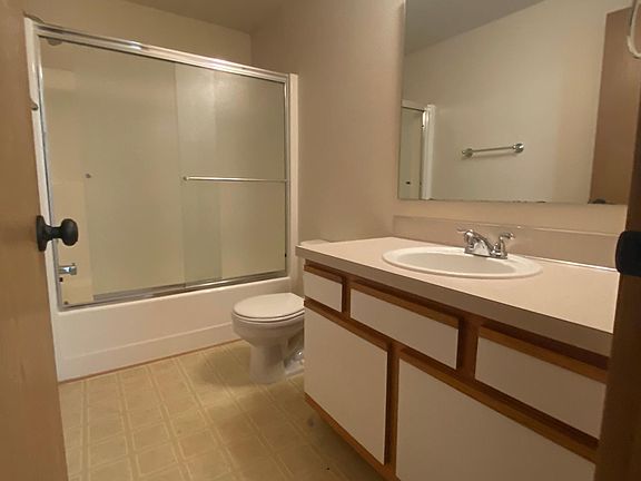Full bath upstairs