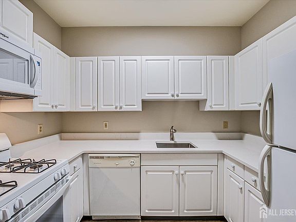 5th image of 160 Durham Ave APT 306