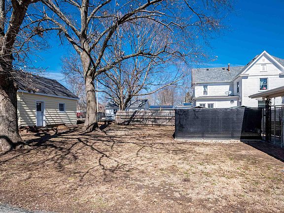 5th image of 304 N Magnolia St
