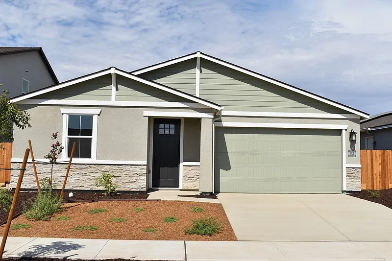 712 Stephanie Dr photo 1