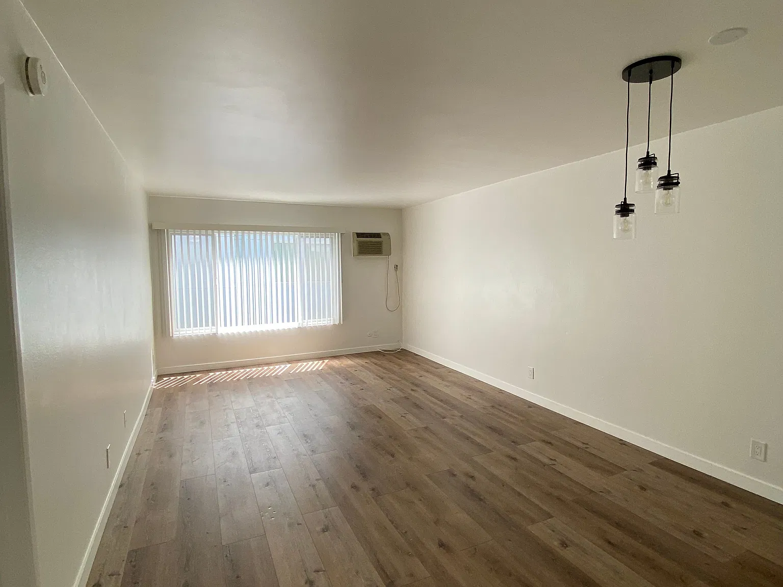 Amazing 1 Bedroom Available with Parking — Photo 3