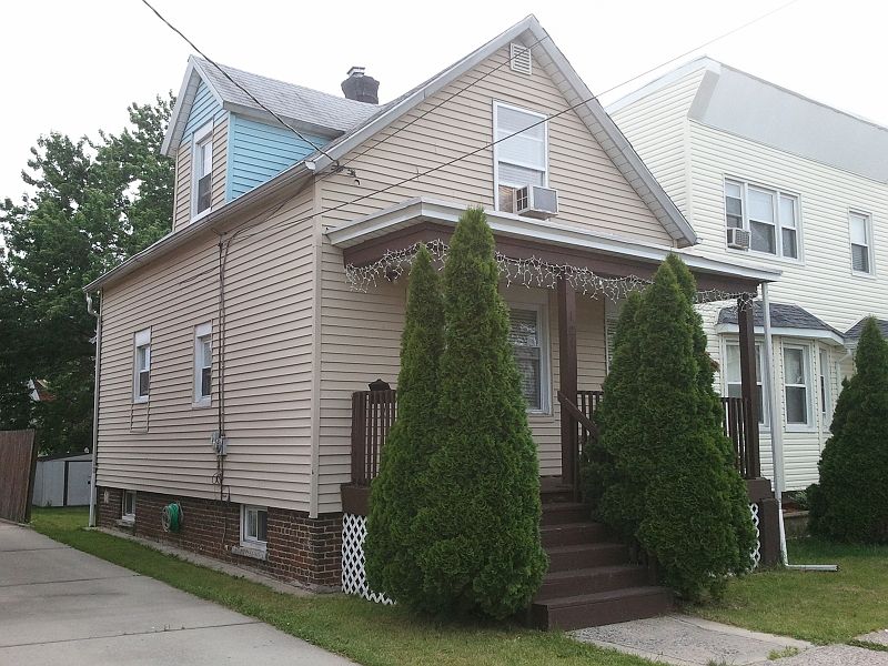 2nd image of 121 Sharot St