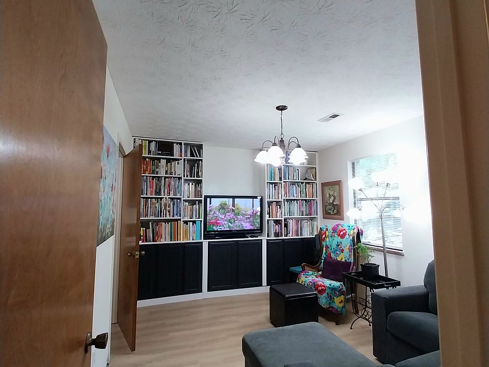 TV/Library Lounge