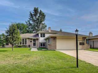 1521 71st St, Darien, IL 60561