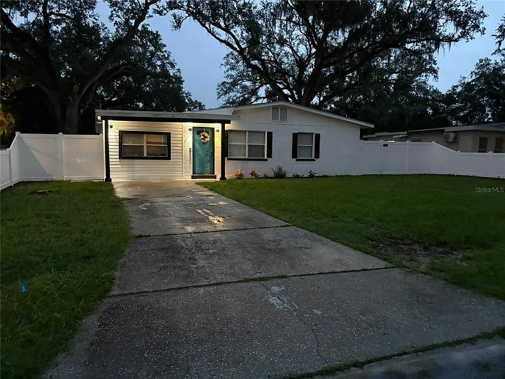 3 bed, 1.0 bath, 870 sqft, $2,400 — Photo 1