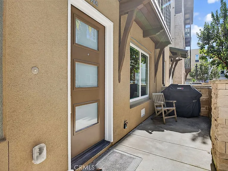 985 Doheny Way — Photo 2
