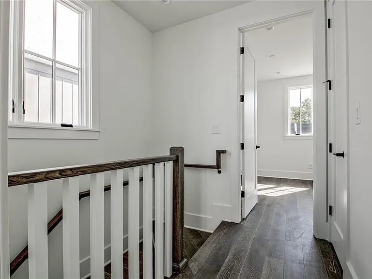 135 Carlyle Ln — Photo 14