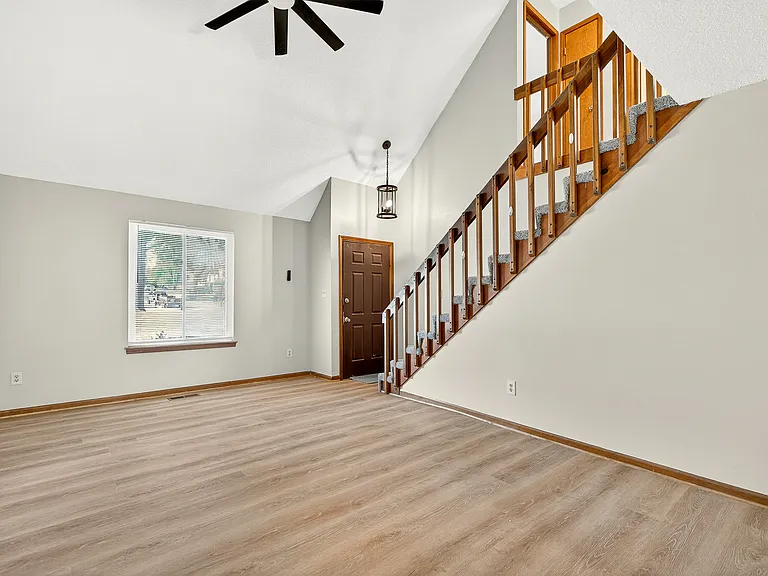 739 SE Country Ln — Photo 3