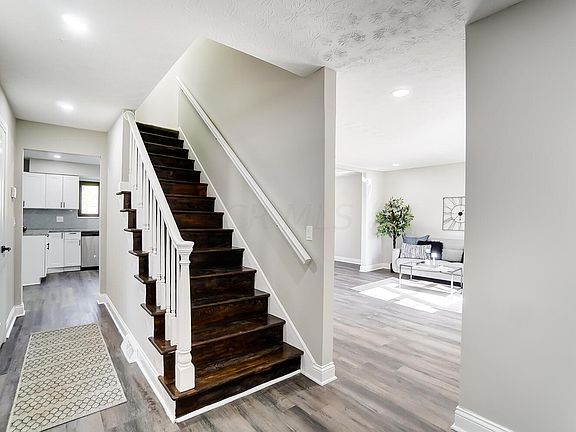 5th image of 176 Windsor Dr