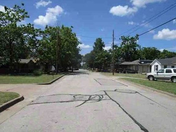 Exterior Neighborhood (street photo)