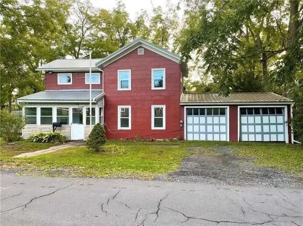 16 Chestnut St, Waterloo, NY 13165