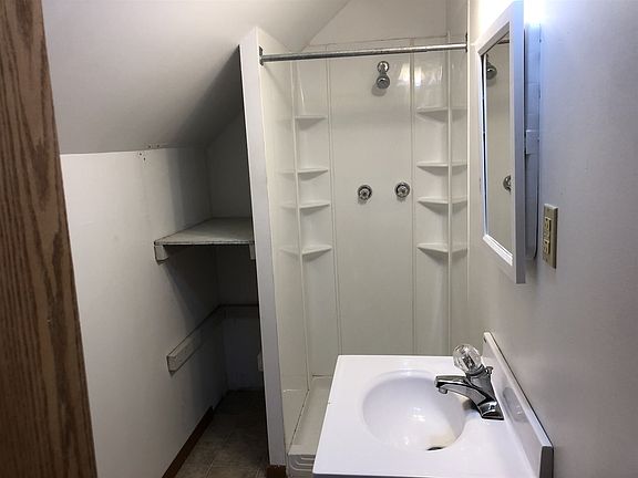 5th image of 302 E Oxford St