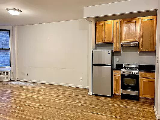 2nd image of 204 E 84th St Floor 3