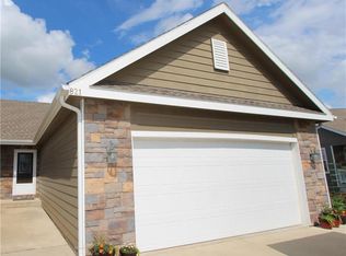 821 N Willow Point Cir, Tonganoxie, KS 66086