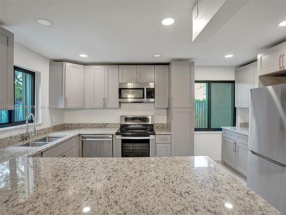 5th image of 6 Chestnut Cir