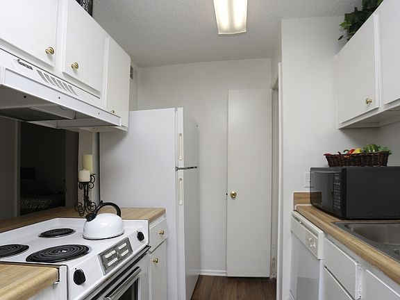 2nd image of 831 Cleveland St #0B-1Ba-600Sqft