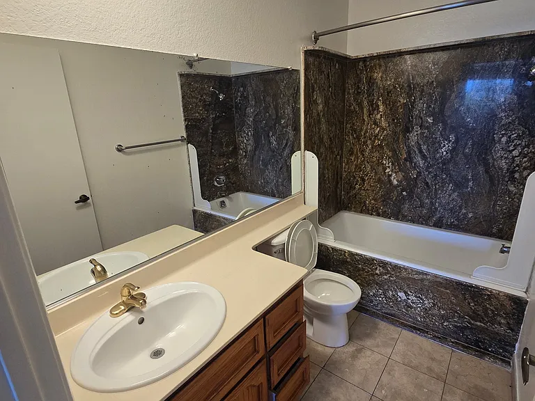 Venice Apartments — Photo 7