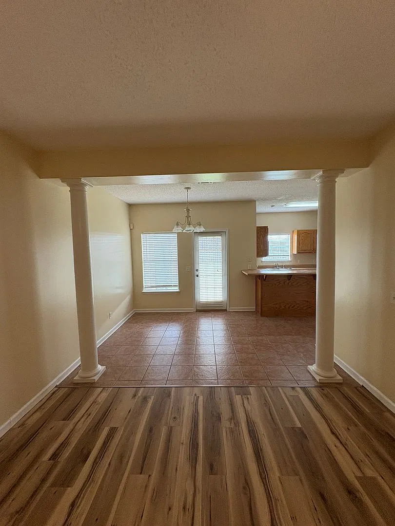 101 Courtyard Way — Photo 3