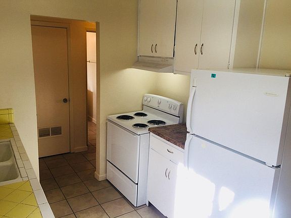 3rd image of 320 Charleston St NE #B