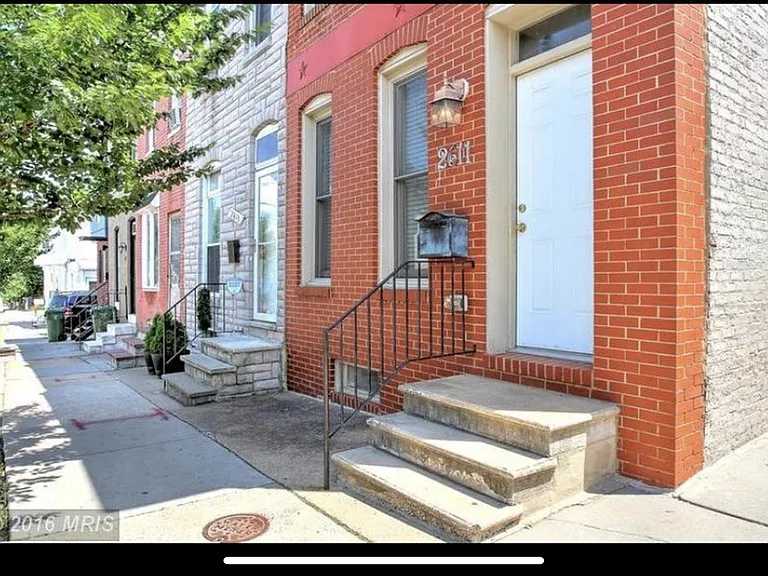 2611 E Fairmount Ave — Photo 2